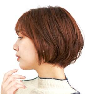  毛先が軽すぎない丸みショート 
