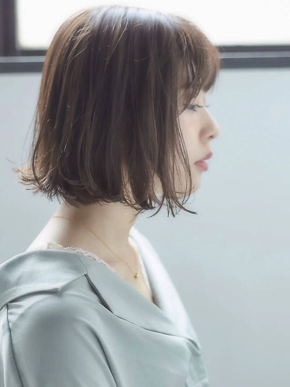 くすみカーキカラーの外ハネボブ