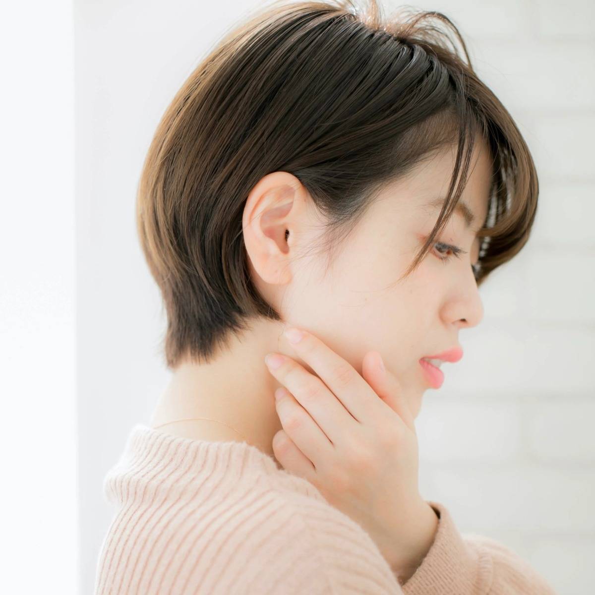 暗髪のナチュラル耳掛けショート