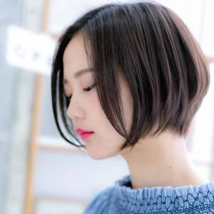  前髪なしの前下がりボブ 