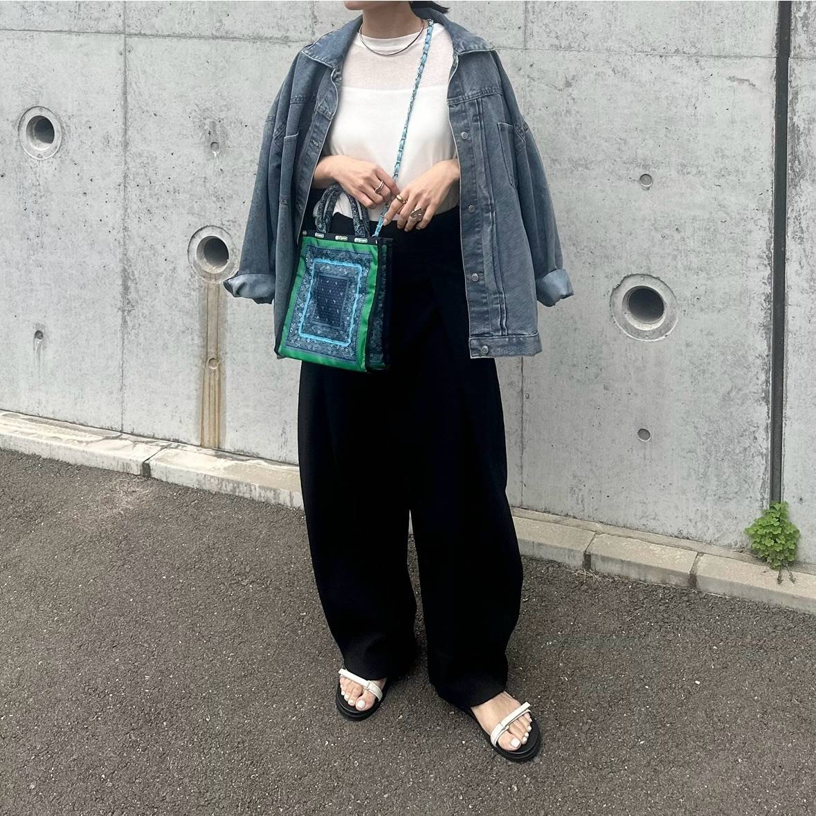 デニムジャケットを肩掛けする！