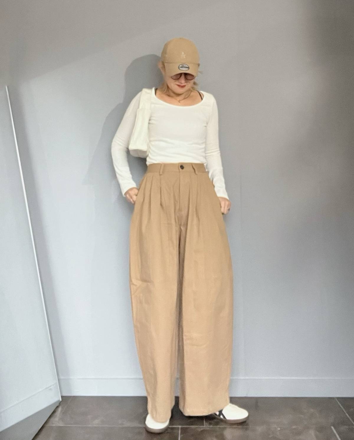 白×ベージュの淡色コーデが◎