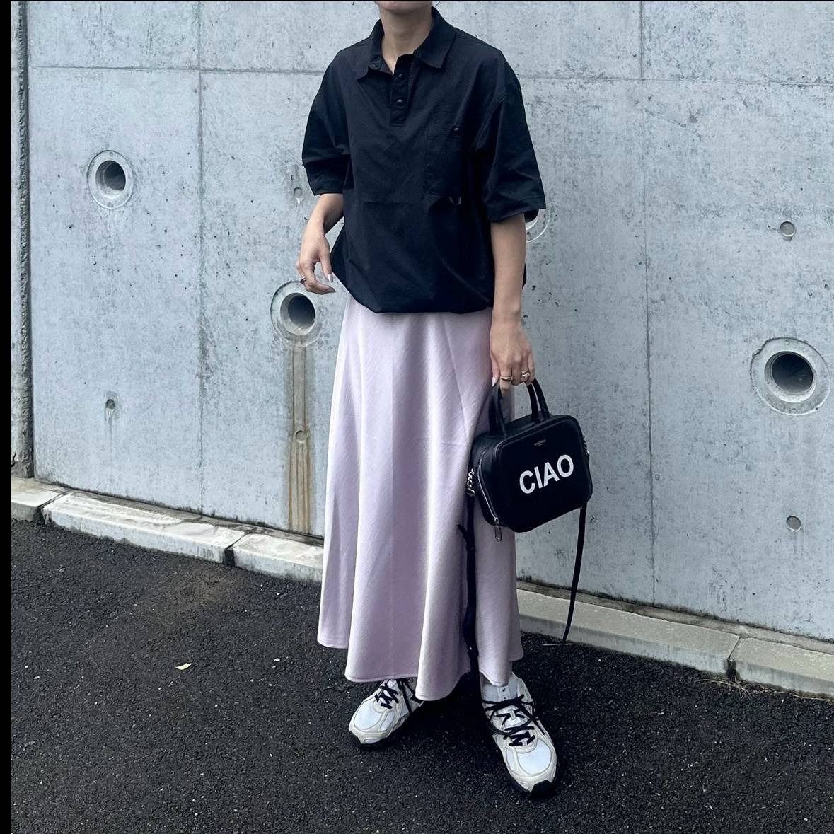 ポロシャツ×サテンスカートのMIXコーデが◎