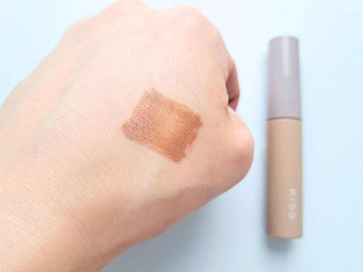 KiSS(キス) うす眉メーカー 01 ピンクベージュの手元スウォッチ
