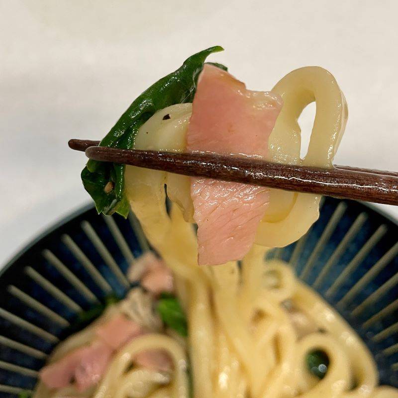 テーブルマーク公式の「レンジだけ！ほうれん草とベーコンのバターしょうゆうどん」のレシピ