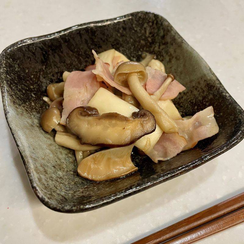 JAグループ公式の「きのことベーコンの甘辛炒め」のレシピ