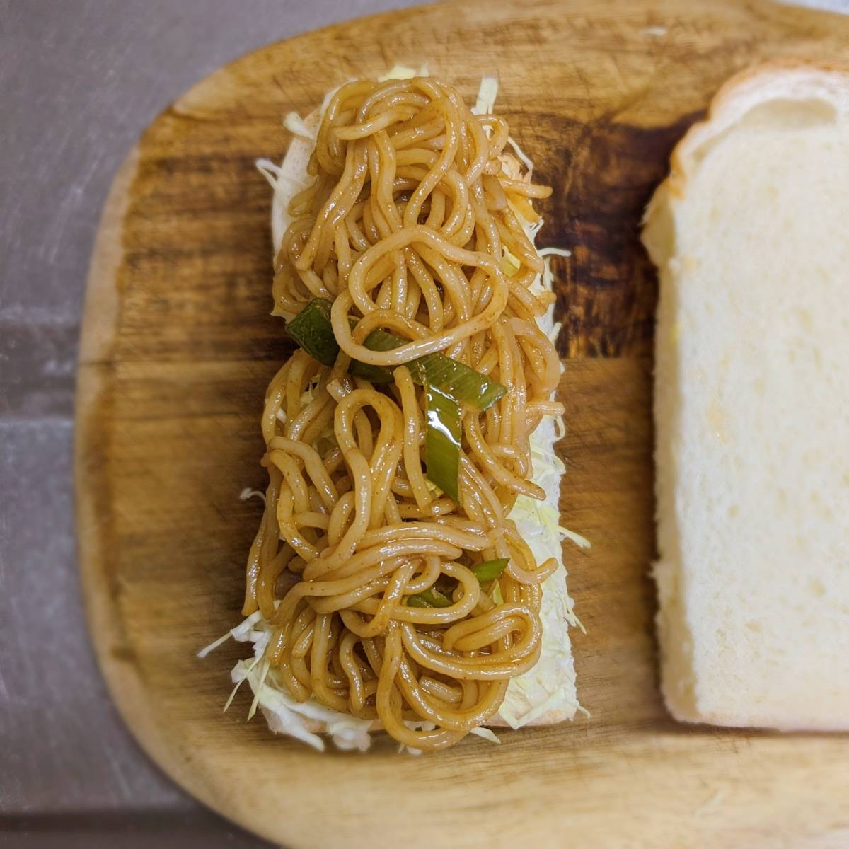 ヤマザキ公式の「キャベツと焼きそばのふかふわサンド」のレシピ