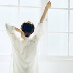  伸びをする人 