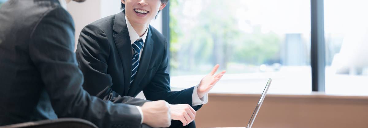 話す人
