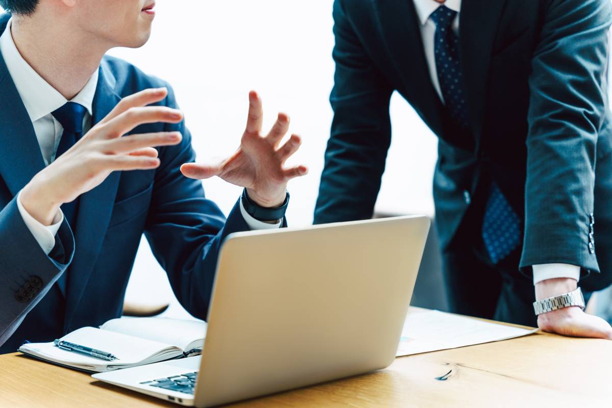 話す人