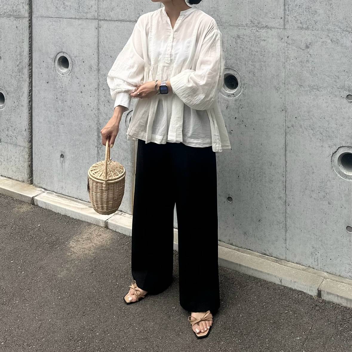 シアーブラウスを使ったモノトーンコーデ