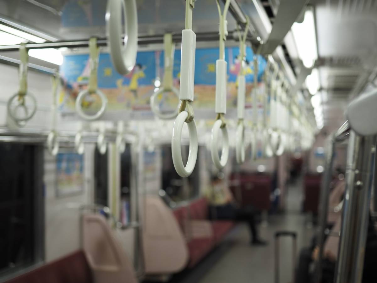 夜の電車／車内