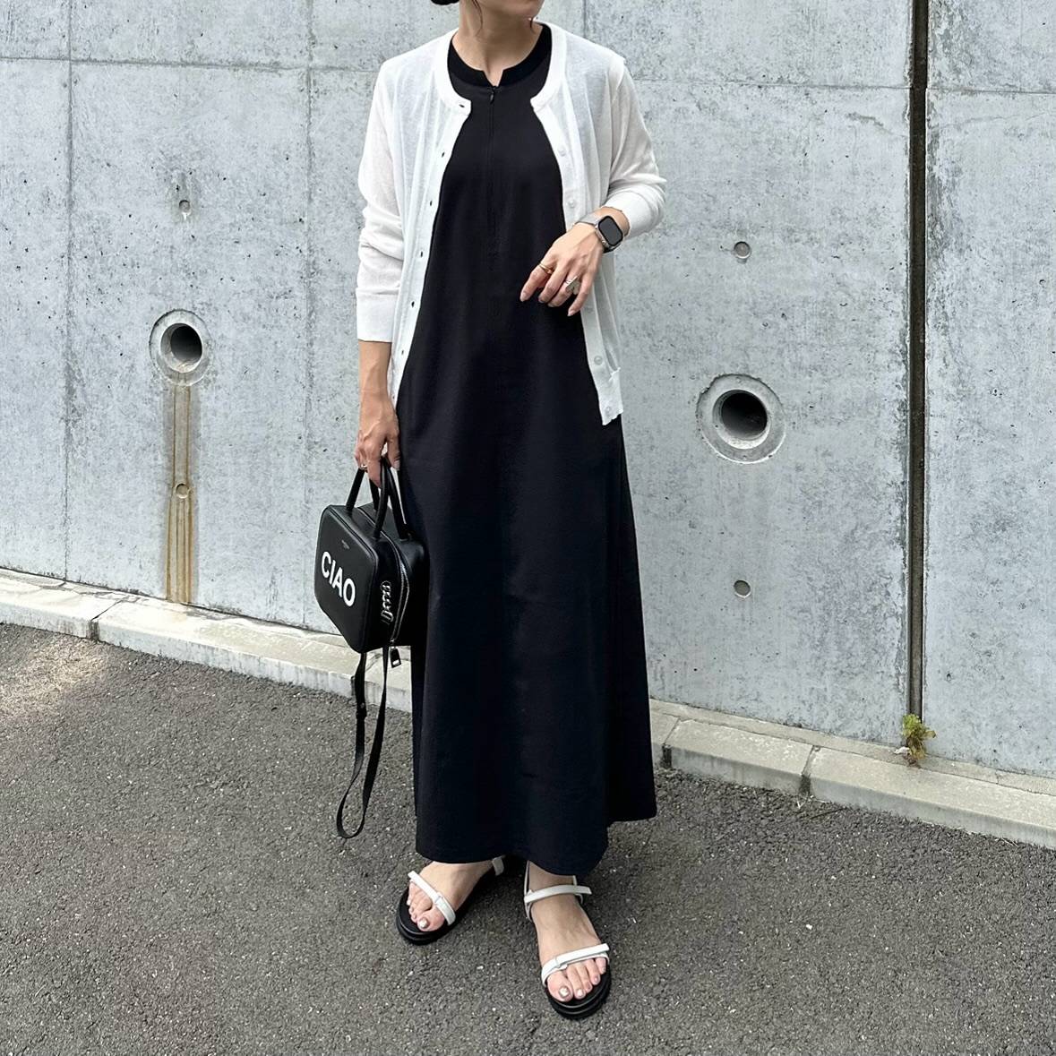 黒ワンピースの上に白カーディガンを羽織る♪