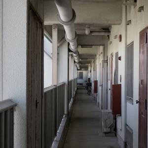 【ゾッとする怖い話】「この匂い知らない」向かいベランダにの団地で起きた恐怖体験