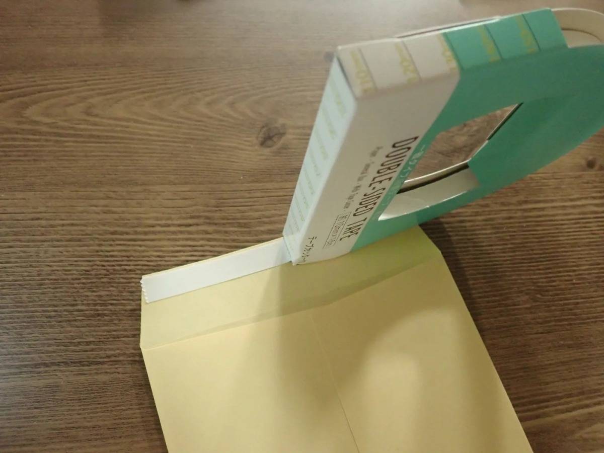 DAISO(ダイソー)：一般タイプ両面テープ テープカッター付10mm×16m