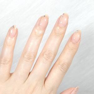 シンプルだけど今っぽい。不器用さん向け「ビジューネイル」のやり方