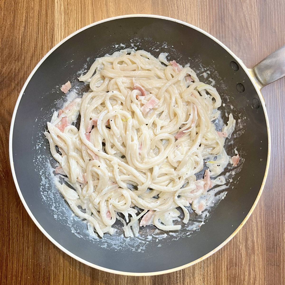 JA全農公式の「うどんカルボナーラ」のレシピ