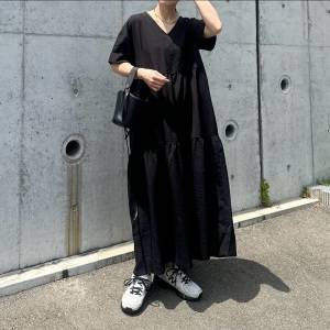 【2026年6月】こう着れば、老け見えしない！初夏の黒ワンピースコーデ5選