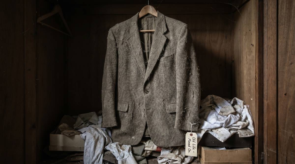押入れ　出世運　下がる　スーツ　仕事服　古い