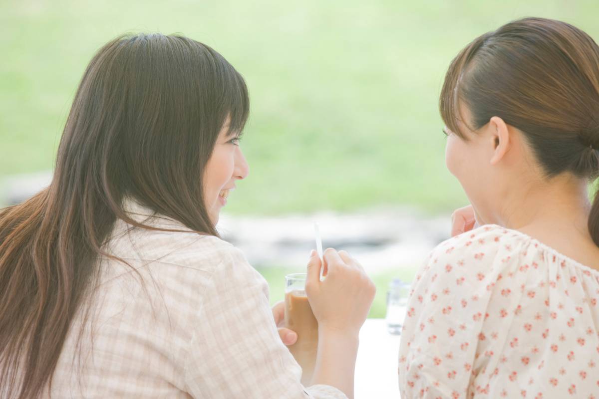 話す人