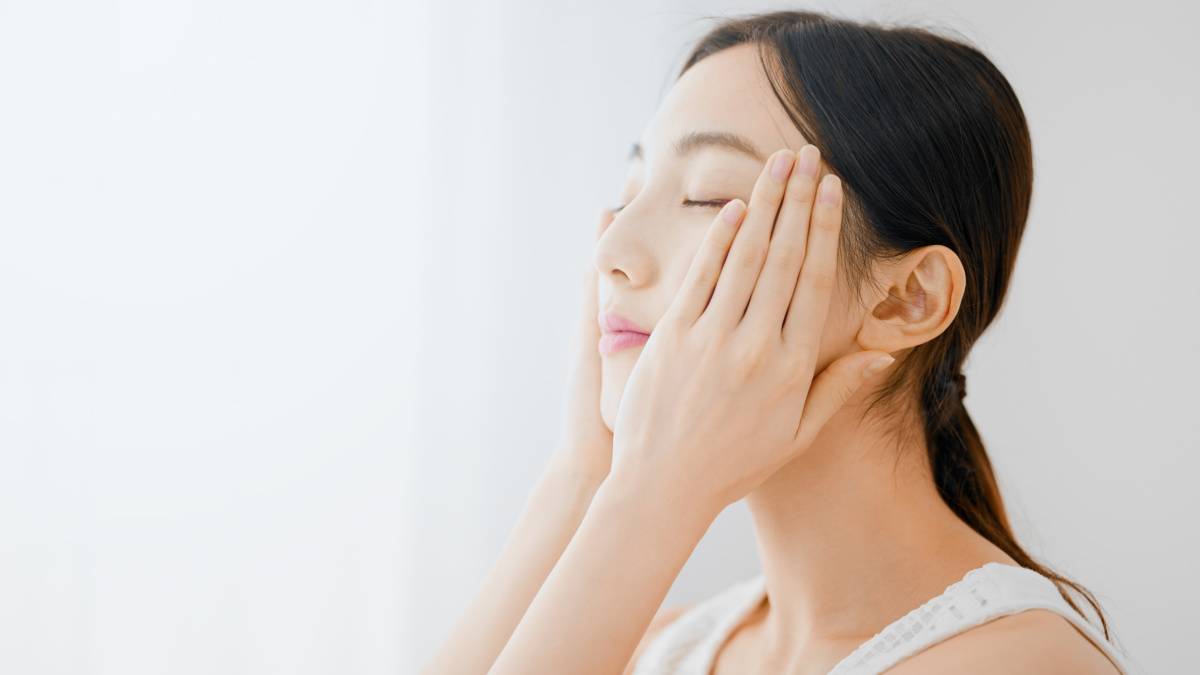 化粧水を使用する脂性肌の女性のイメージ画像