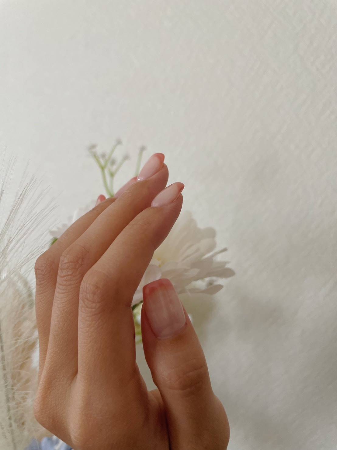 サーモンピンクが可愛い大人フレンチネイル