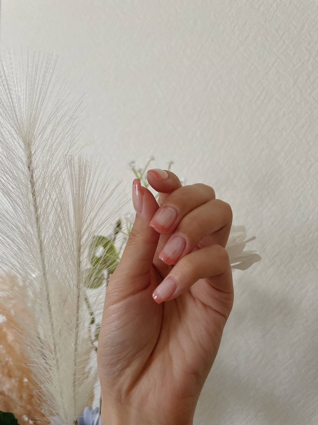 サーモンピンクが可愛い大人フレンチネイル