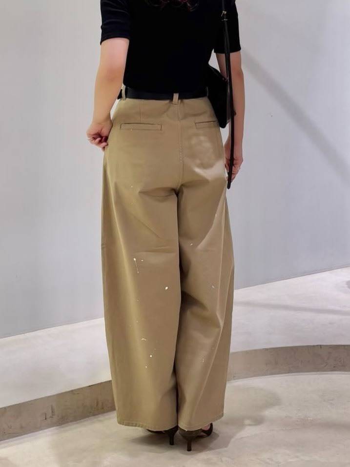 ベージュのペイントタックチノパンツ