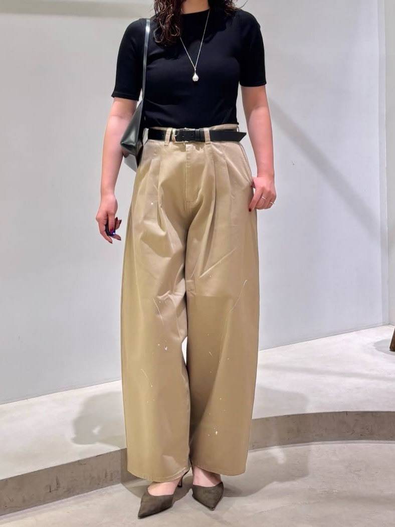 ベージュのペイントタックチノパンツ