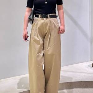 いつものコーデが垢抜ける。ペイントで個性をプラス「ベージュチノパンツ」