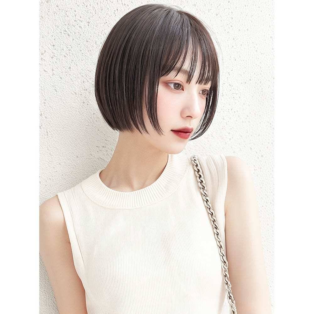 襟足がコンパクトなミニボブ