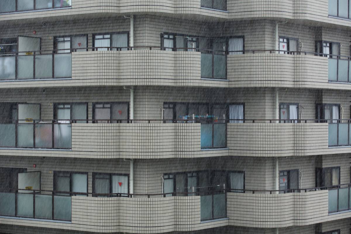 雨が降るマンション