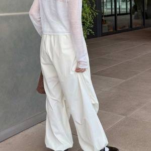 ミリタリー要素で大人っぽく。「ホワイトパラシュート」でつくる旬バランス