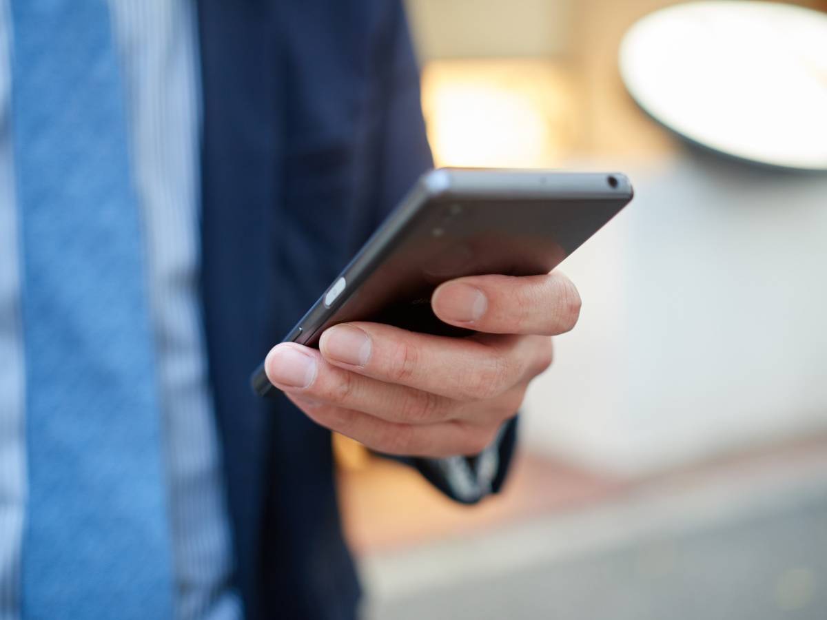 スマホを触る男性の手元
