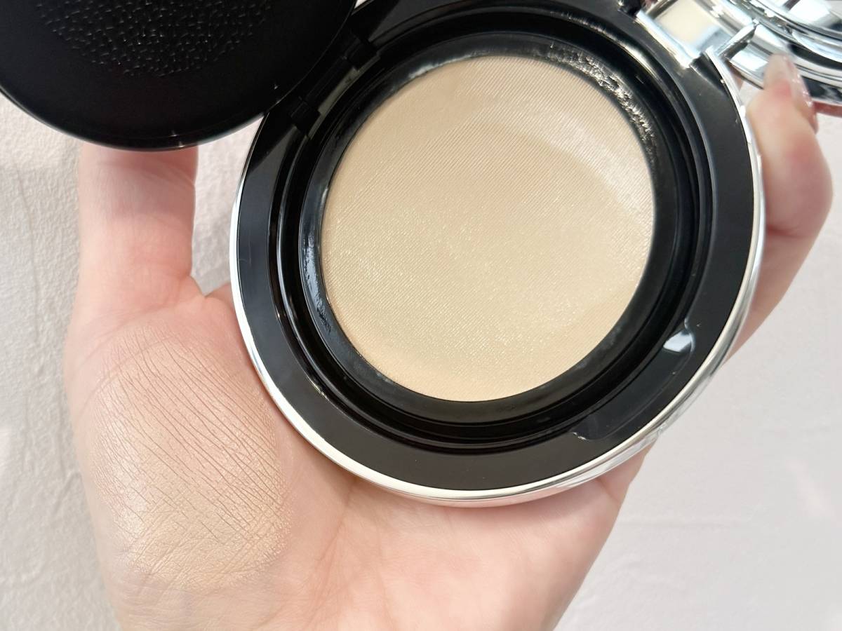 エッセンスコンシーリング UV クッションファンデーションB02スウォッチ