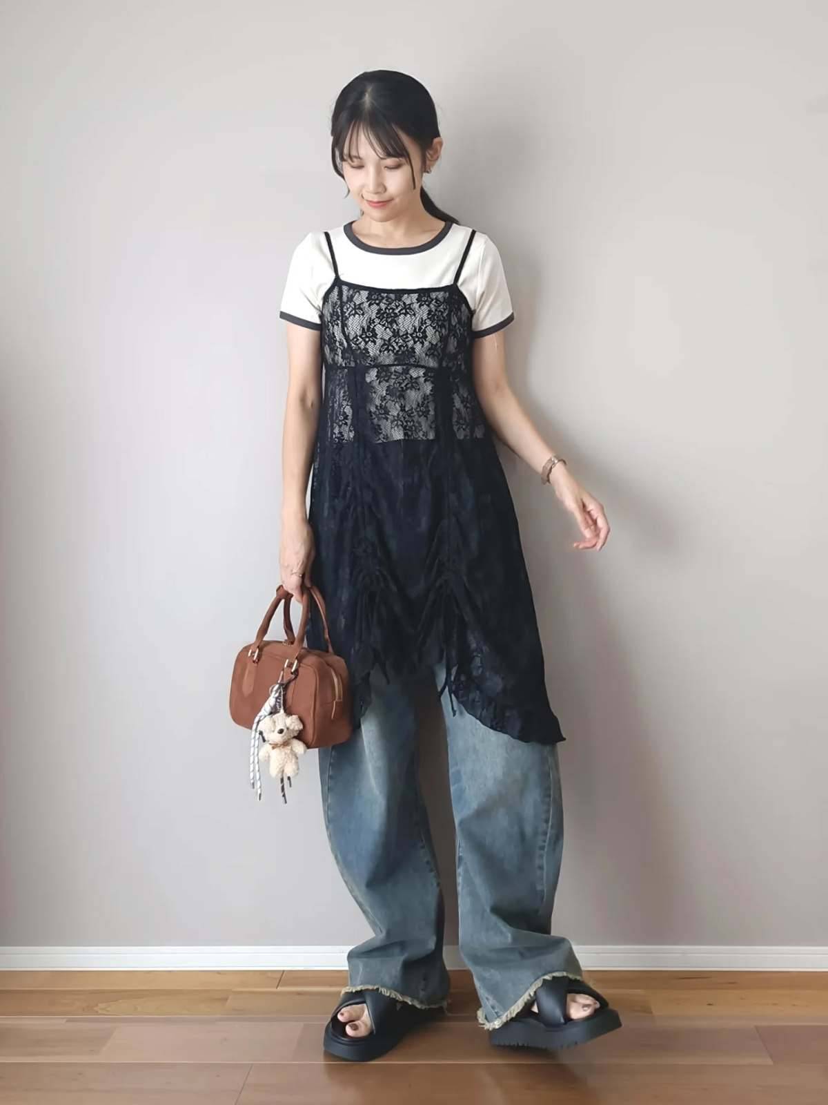 Tシャツ×レースキャミソールの重ね着が◎