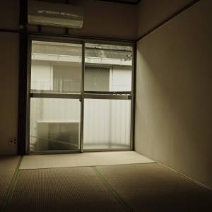 【ゾッとする怖い話】「妙なことに気づいたんです」向かいのアパートの違和感