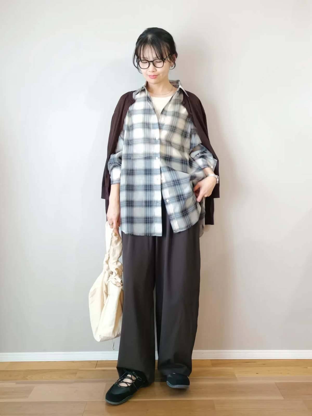 ②チェック柄シャツはシアー素材を選ぶと◎