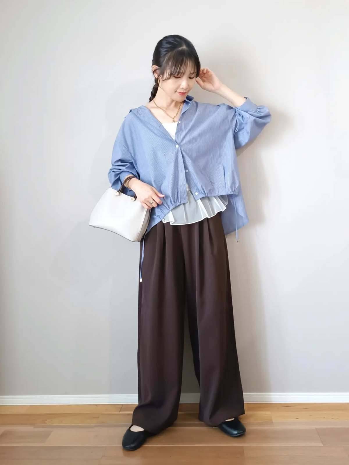 ①フリルインナーをチラ見せする♡