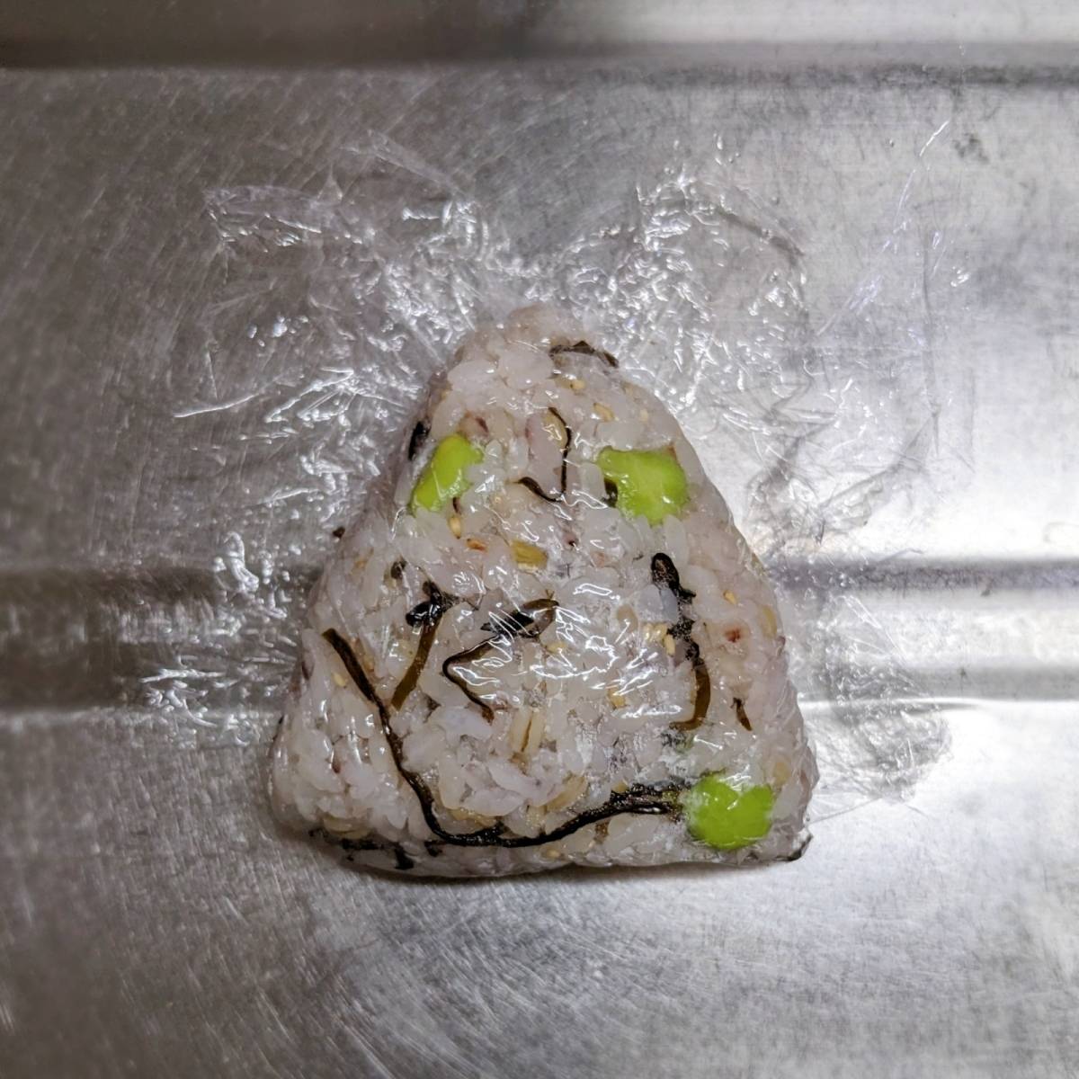【くらこん塩こんぶ】塩こんぶと枝豆のおにぎり