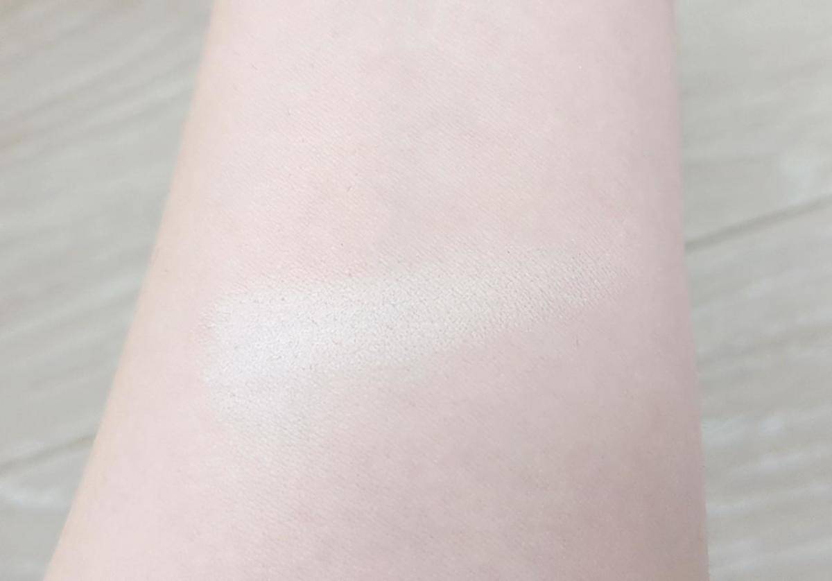 キャンメイクマシュマロフィニッシュパウダーマットオークル腕にのせた画像