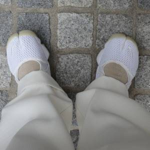 クリーンな白で足元に抜け感を。機能性もおしゃれも叶う「Nike エアリフト」