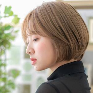  ベージュカラーのマッシュボブ 