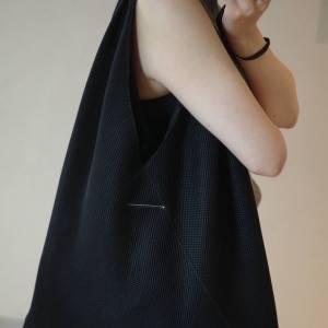 いつもの服が一気に垢抜ける。タイムレスに活躍する「MM6」の名品トート