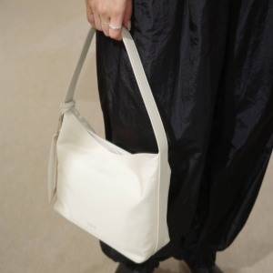 ナイロンなのにきれい見え。軽くて上品「ROH」のホーボーバッグ