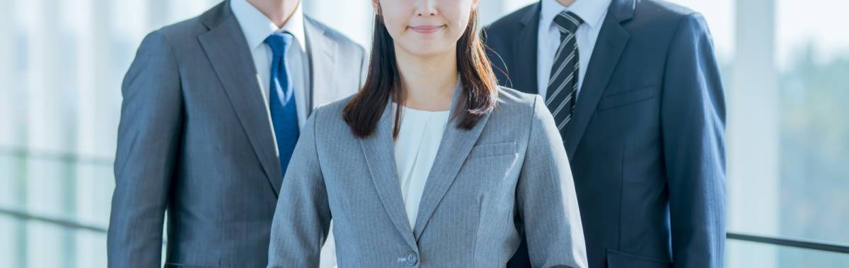 胸を張る人