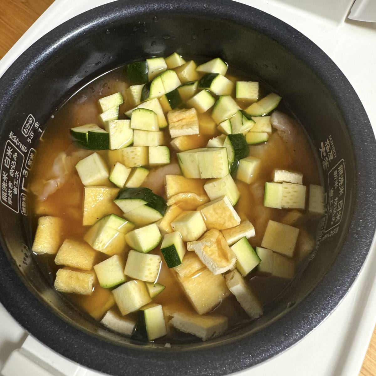 JAグループ公式の「大判厚揚げとズッキーニと鶏の炊込みご飯」のレシピ