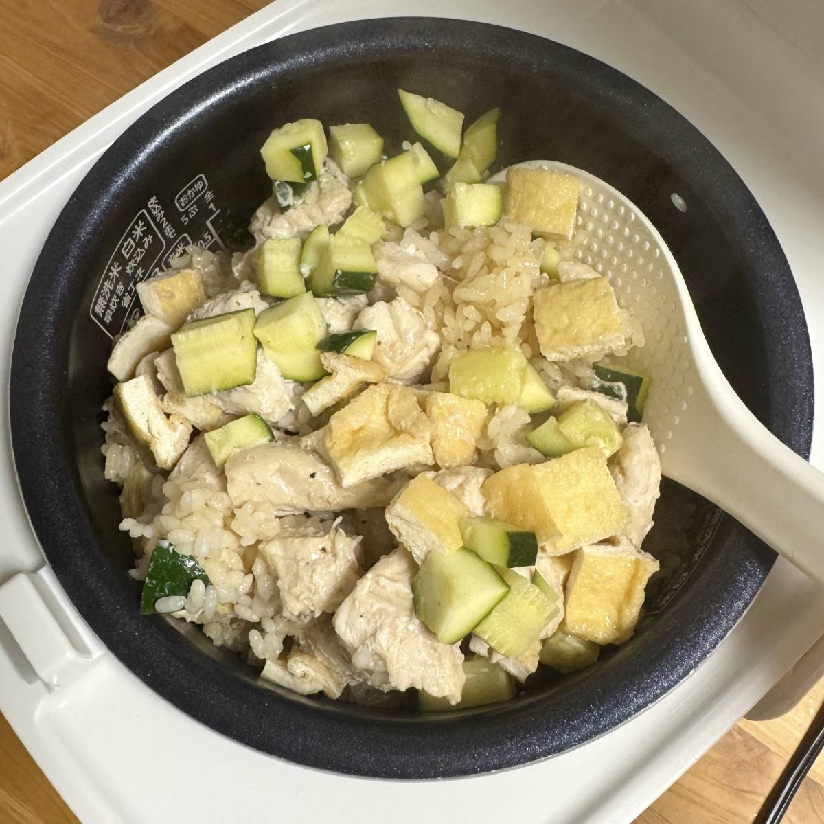 JAグループ公式の「大判厚揚げとズッキーニと鶏の炊込みご飯」のレシピ