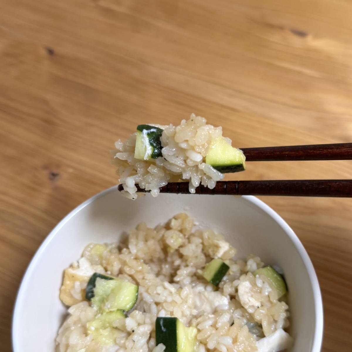 JAグループ公式の「大判厚揚げとズッキーニと鶏の炊込みご飯」のレシピ