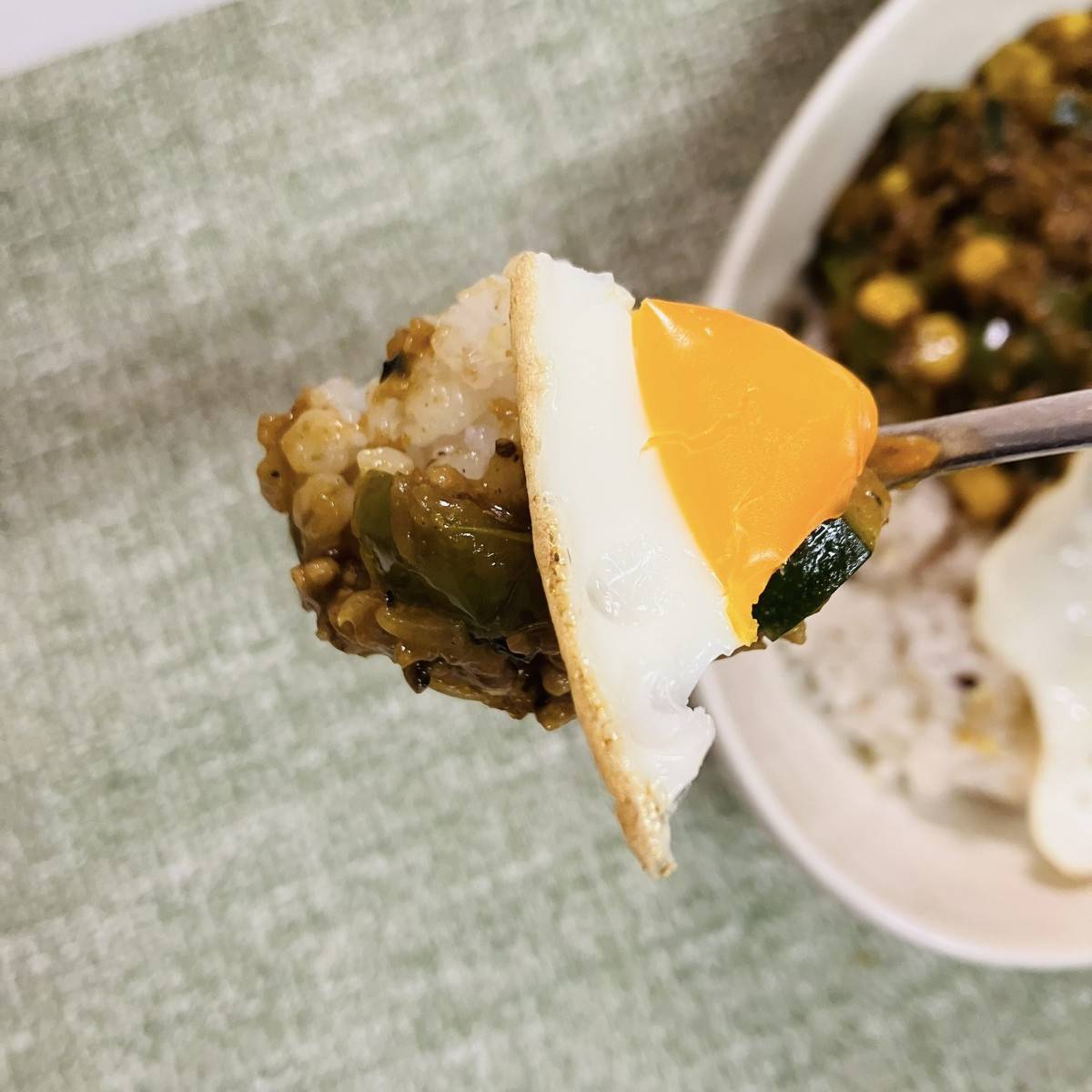 JAグループ公式の「ズッキーニとピーマンのキーマカレー」のレシピ